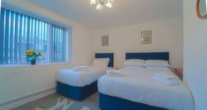 Large 7 Bed House - Close to Warwick