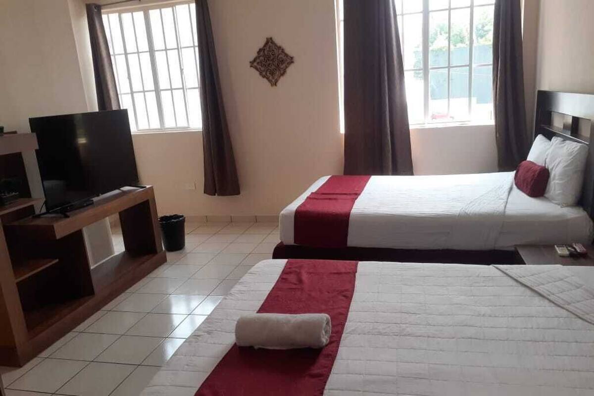 Habitación con 1 cama doble o 2 individuales, balcón, vistas a la piscina