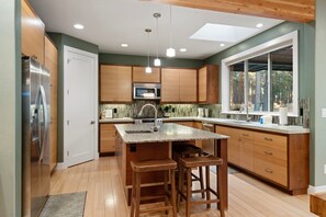 Kjøleskap, mikrobølgeovn, ovn og kokeplater