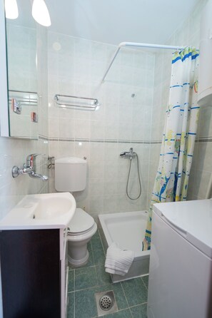 Comfort Apartment, 2 Bedrooms, Air conditioning | Bathroom | Hair dryer, towels, toilet paper - Apartments Adela III (Gajac)