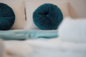 Decoración personalizada, wifi gratis y ropa de cama 