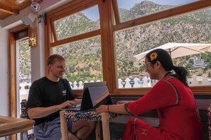 Sistema de insonorización, wifi gratis, accesible en silla de ruedas