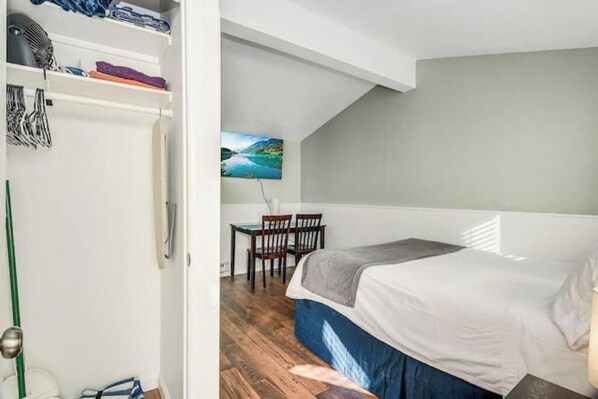 Iron/ironing board, WiFi, bed sheets