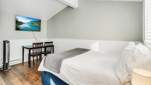 Une chambre à coucher avec un lit, un bureau et une chaise.