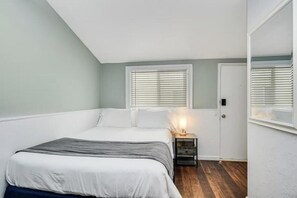 Tabla de planchar con plancha, wifi, ropa de cama