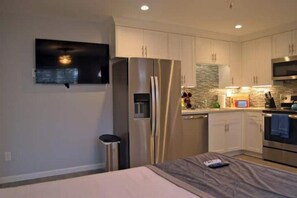 Een strijkplank/strijkijzer, wifi, beddengoed