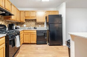 Kjøleskap, mikrobølgeovn, ovn og kokeplater