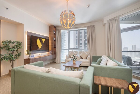 Luxury-Apartment, Balkon, Blick auf den Jachthafen | Wohnbereich | 65-Zoll-Smart-TV mit Satellitenempfang