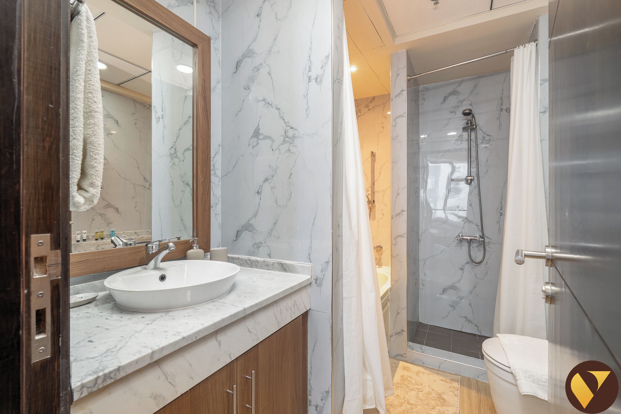 Luxe appartement, balkon, uitzicht op jachthaven | Badkamer | Gratis toiletartikelen, een haardroger, handdoeken, zeep