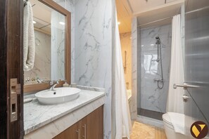 Luxury-Apartment, Balkon, Blick auf den Jachthafen | Badezimmer | Kostenlose Toilettenartikel, Haartrockner, Handtücher, Seife