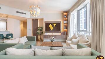 Departamento de lujo, balcón, vista a la marina | Área de sala de estar | Smart TV de 65 pulgadas con canales vía satélite