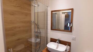 Douche, sèche-cheveux, serviettes fournies, savon