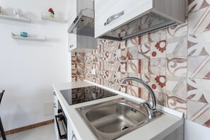 Kühlschrank, Ofen, Herdplatte, Kochgeschirr/Geschirr/Besteck