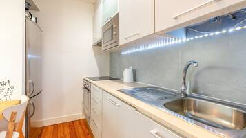 Een magnetron, een oven, een koffiezetapparaat/waterkoker