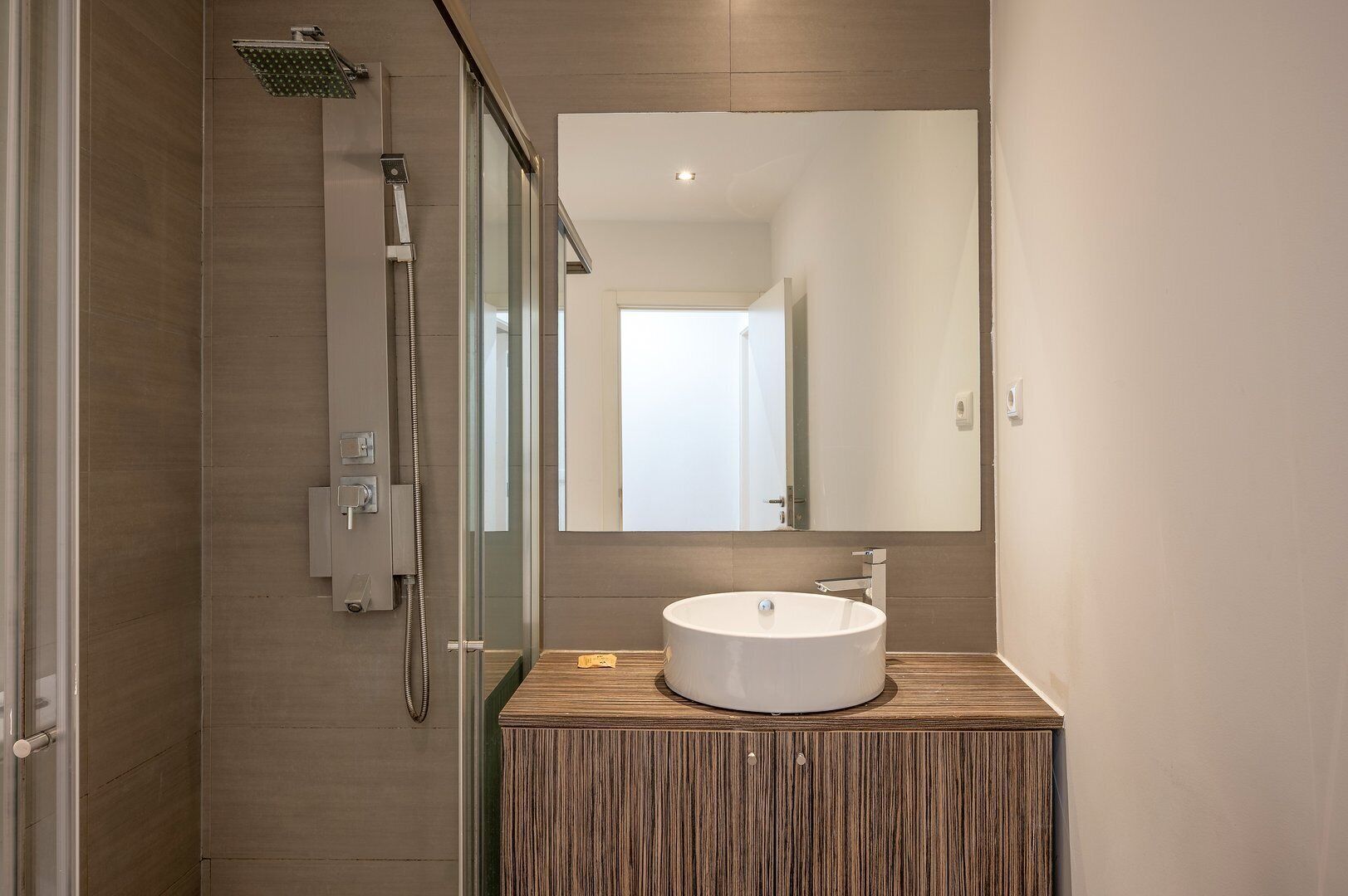 Een douche, een haardroger, handdoeken