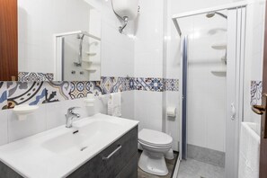 Shower, hair dryer, bidet, towels