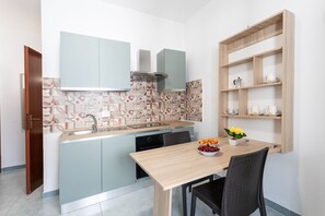 Fridge, oven, stovetop, cookware/dishes/utensils - Mono Proce N°2 -  Salento Reservation (Gallipoli)