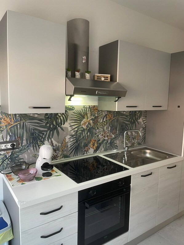 Microondas, horno y placa de cocina