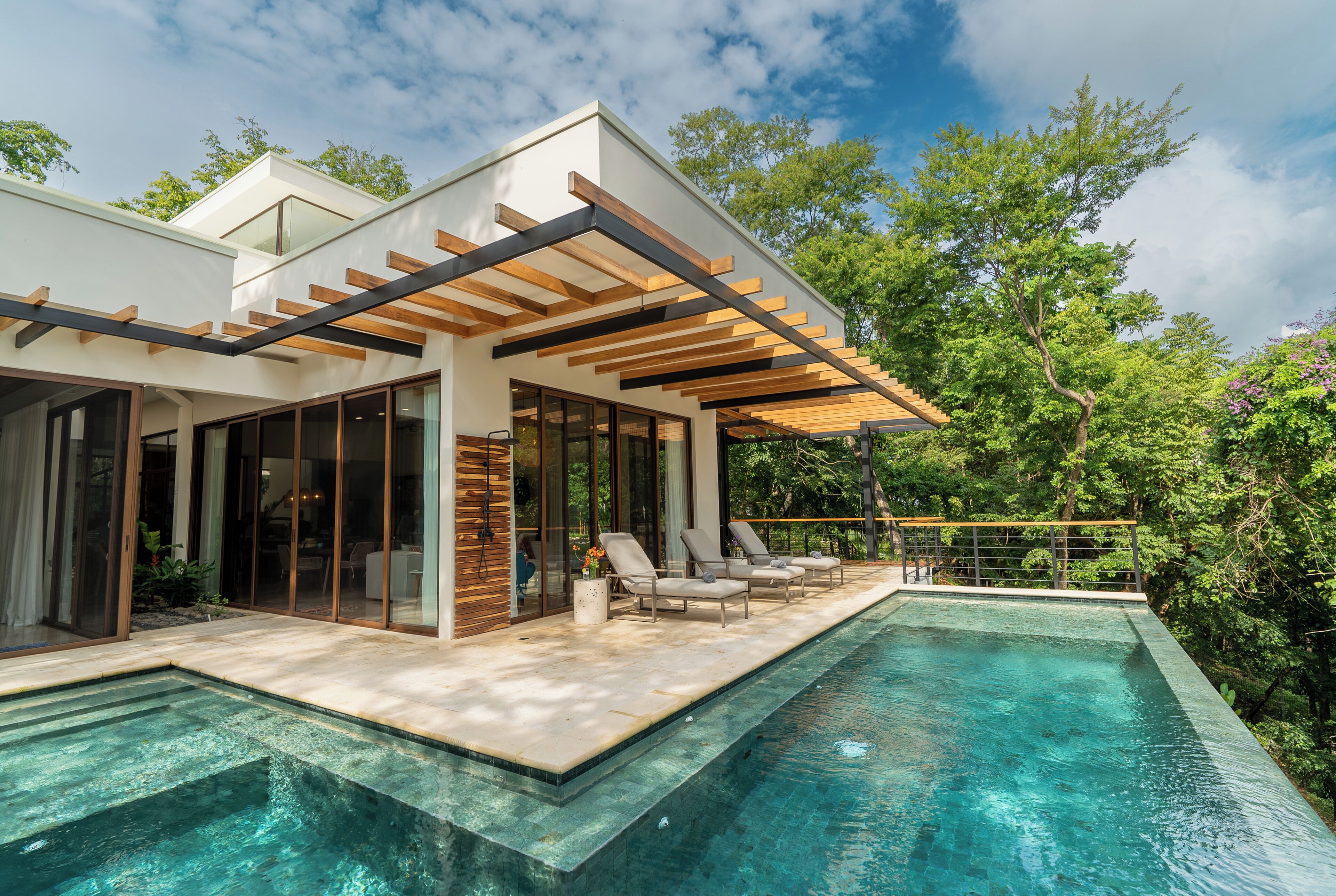 Una piscina al aire libre