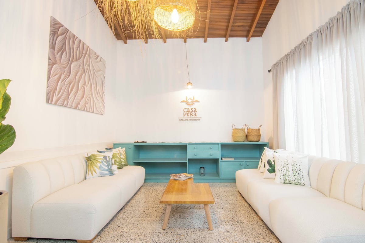 Chambre Confort double, balcon, vue sur la ville | Aire de séjour