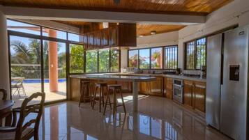 Een koelkast, een microgolfoven, een kookplaat