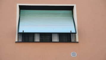 Una ventana con persiana enrollada.