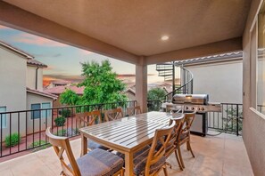 Outdoor dining - Entire Home - *Paradise Pools* Two King Suites* (Santa Clara)
