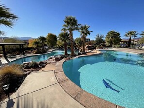 A heated pool - Entire Home - *Paradise Pools* Two King Suites* (Santa Clara)