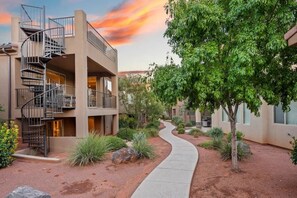 Exterior - Entire Home - *Paradise Pools* Two King Suites* (Santa Clara)