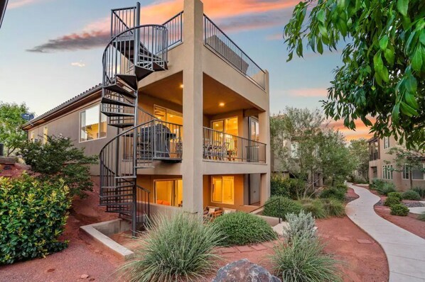 Exterior - Entire Home - *Paradise Pools* Two King Suites* (Santa Clara)