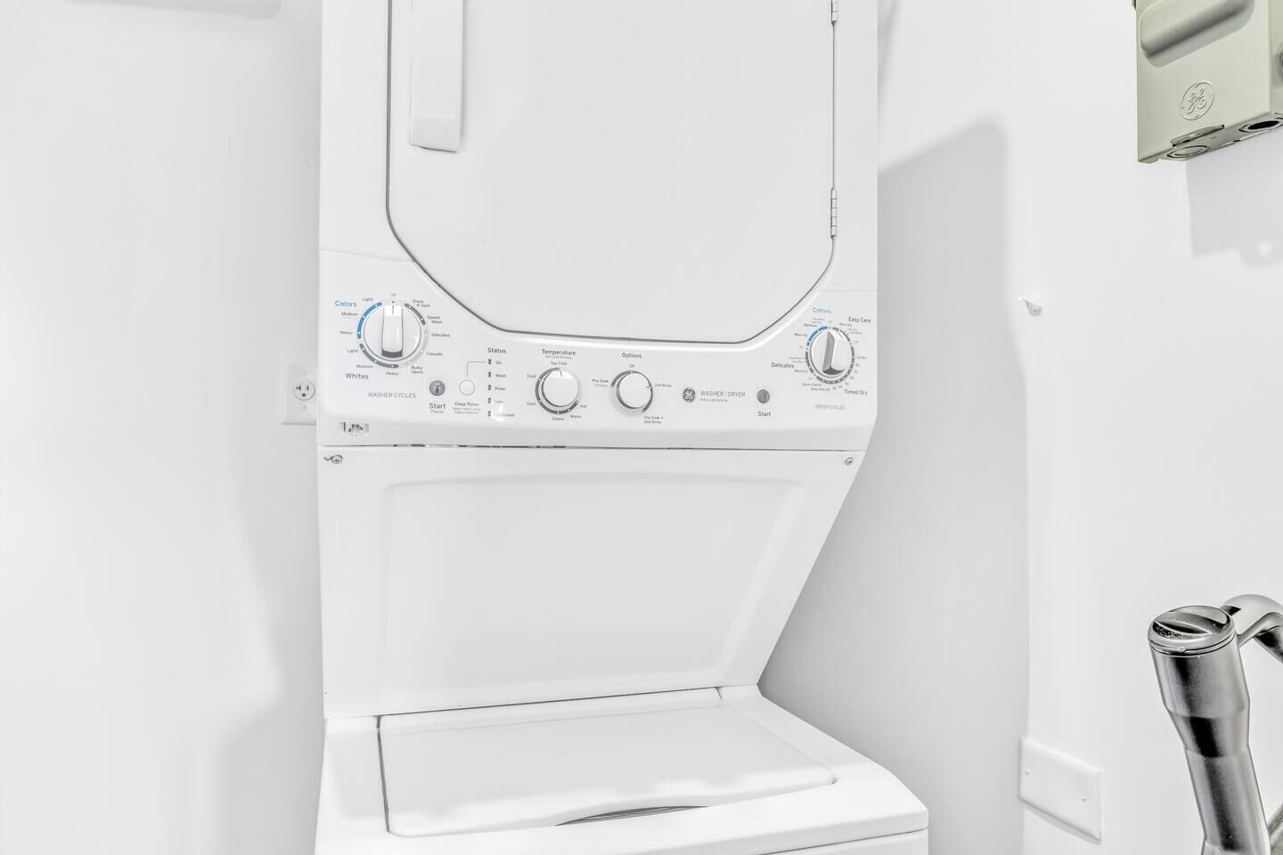 Voor weergave van een witte wasmachine met bedieningsknoppen en een digitaal scherm.
