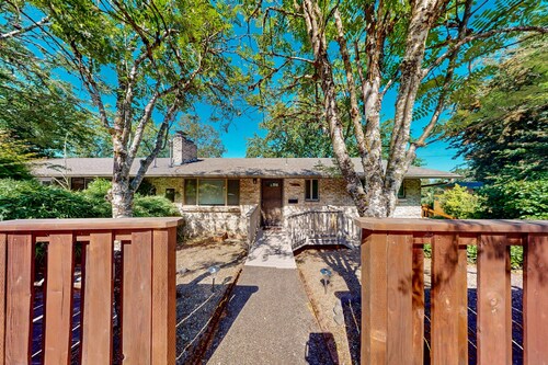 Upper level of duplex with a large deck & mountain view - dog friendly for 1 dog