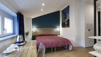 舒适双人房或双床房 | 客房内保险箱、办公桌、笔记本电脑工作区、熨斗/熨板