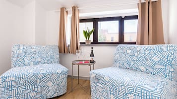 Habitación familiar | Caja de seguridad en la habitación y escritorio