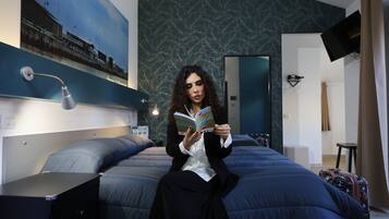 家庭房 | 客房内保险箱、办公桌、笔记本电脑工作区、熨斗/熨板