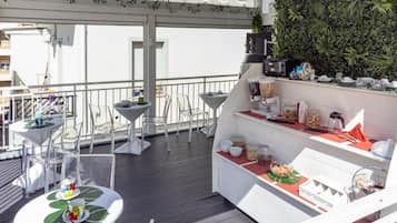 Free daily buffet breakfast