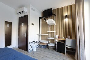 Kamar Double atau Twin Comfort | Brankas, meja kerja, ruang kerja ramah laptop, dan setrika/meja setrika