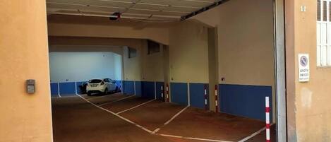 Letak kenderaan sendiri (tertakluk pada bayaran) (EUR 15 sehari)