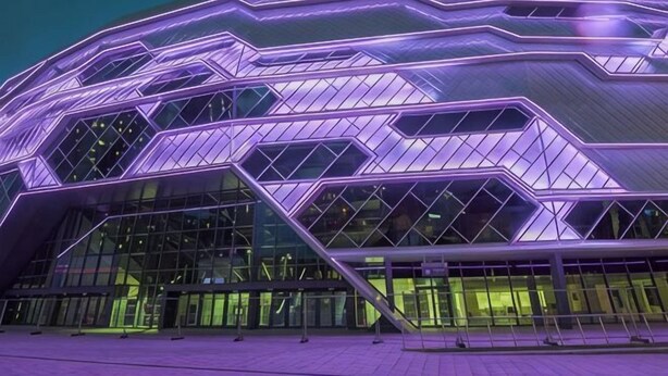 A modern building with a geometric facade and large glass windows. - Stunning Apartment in Leeds (Leeds)
