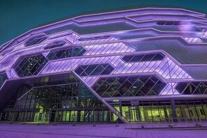 Un bâtiment moderne doté d’une façade géométrique et de grandes fenêtres en verre.