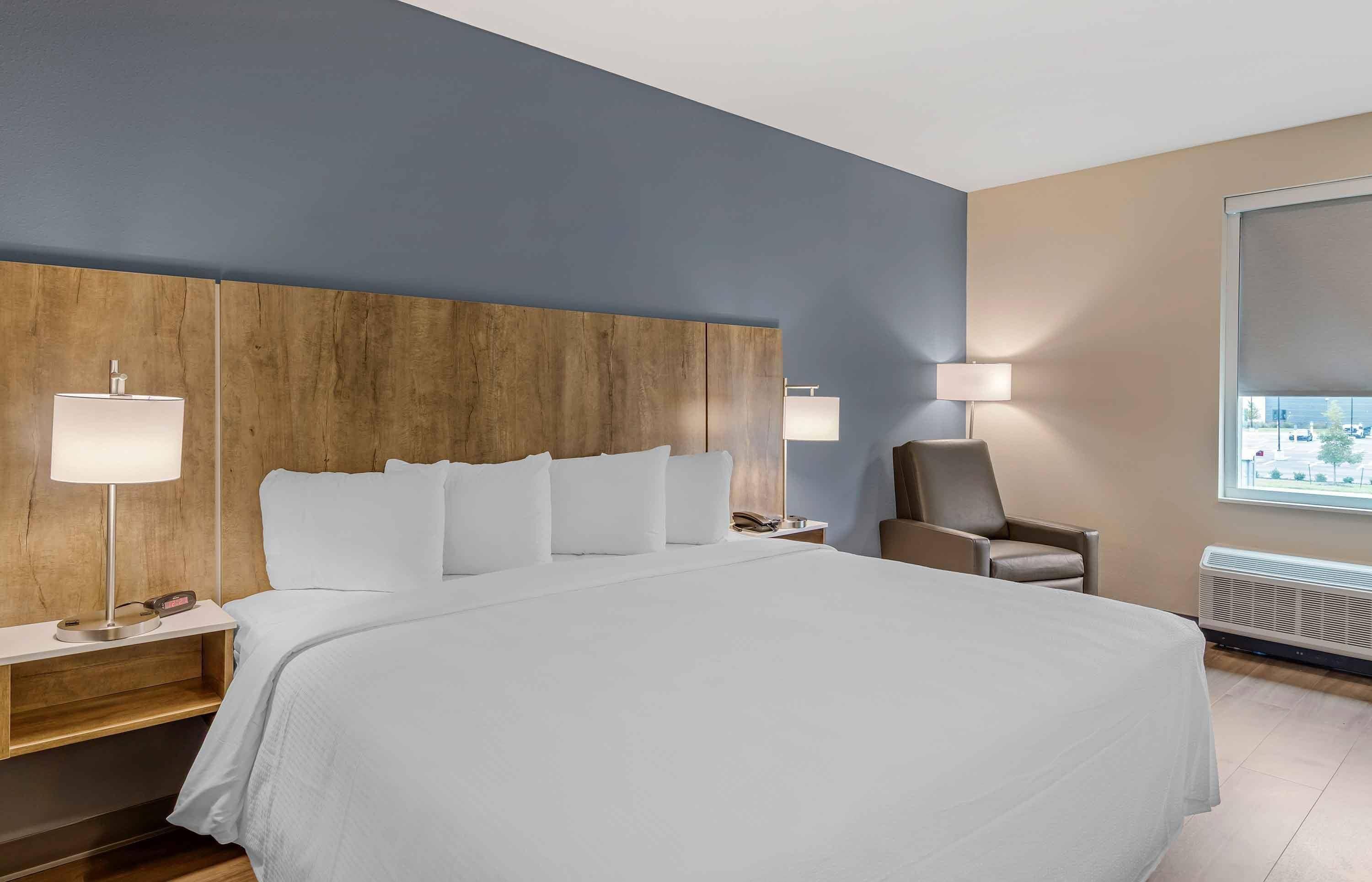 Standaard studio, 1 kingsize bed, niet-roken, koelkast & magnetron | Luxe beddengoed, een bureau, verduisterende gordijnen