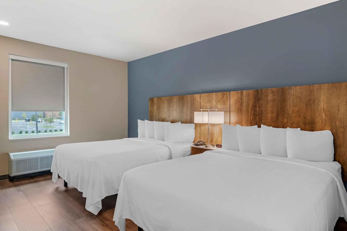 Estúdio standard, 2 camas Queen, para não fumantes, geladeira e micro-ondas | Roupas de cama premium, escrivaninha, cortinas blackout