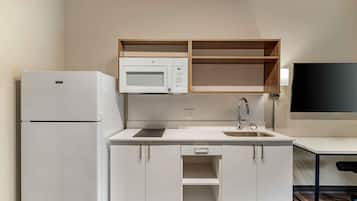 Studio Standard, 1 grand lit, non-fumeur, réfrigérateur et four à micro-ondes | Cuisine privée