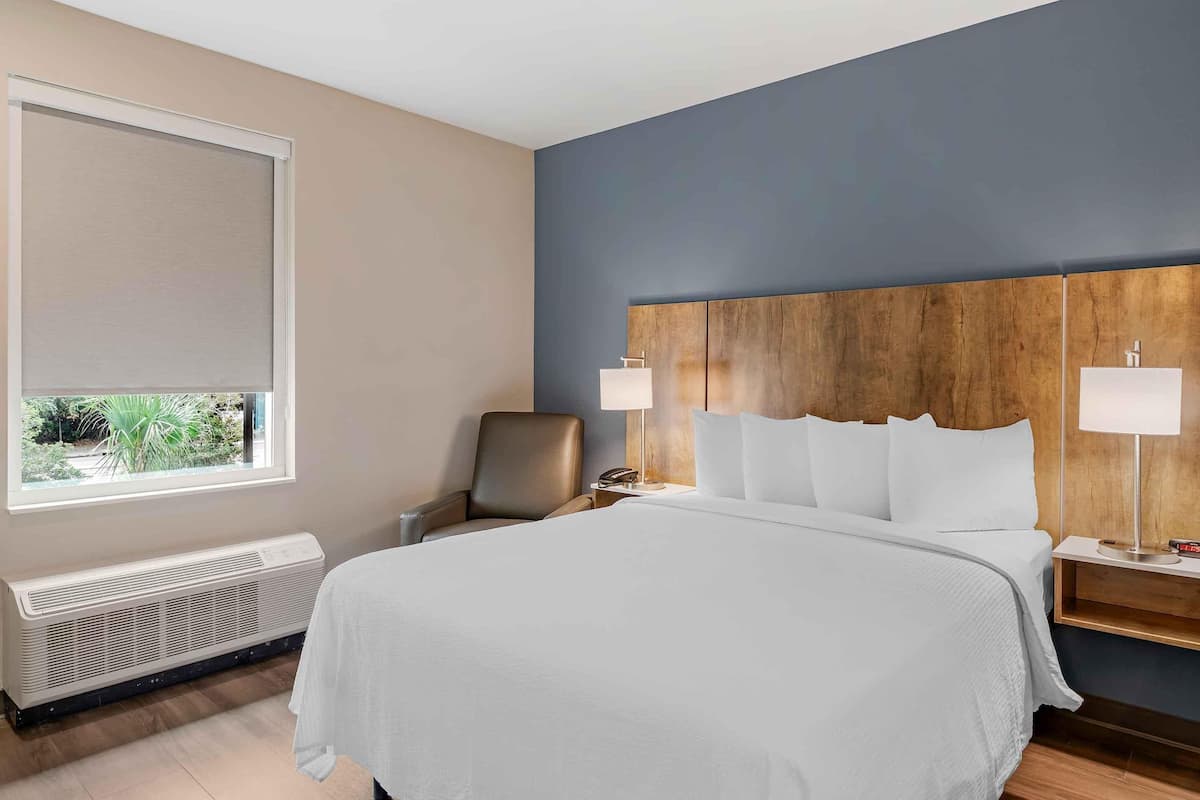 Estúdio standard, 1 cama Queen, para não fumantes, geladeira e micro-ondas | Roupas de cama premium, escrivaninha, cortinas blackout