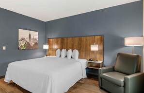 Roupas de cama premium, escrivaninha, cortinas blackout