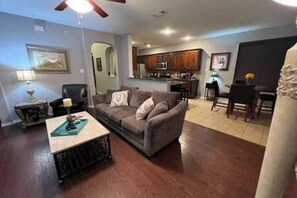 Téléviseur, foyer, livres