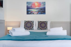 3 bedrooms, WiFi, bed sheets - Stylish 3BR Stay | Sleeps 9 by Stay With Us (Trimdon)