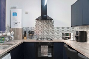 Réfrigérateur, four à micro-ondes, un four, surface de cuisson