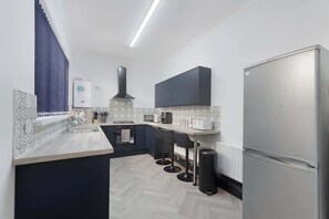 冷蔵庫、電子レンジ、オーブン、コンロ