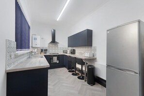 ثلاجة، ميكروويف، فرن، موقد طهي مسطح